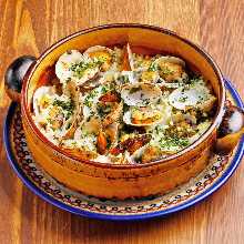 바스크 스타일의 조개 토냄비밥