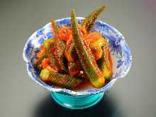 김치 (배추 또는 오이 또는 무 또는 오크라)