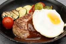 Demi hamburg with grilled vegetables and fried egg