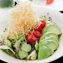 아보카도 바삭바삭 샐러드