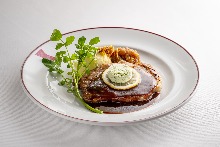 고베 돼지고기 그릴 허브 버터와 함께