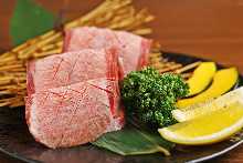 두껍게 썬 우설