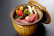 항아리에서 절인 갈비 구이