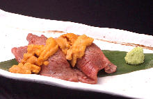 아부리(살짝 구운) 고기 초밥
