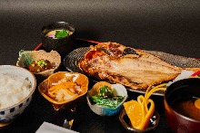 구운 생선 구이 밥상