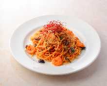 Spicy shrimp and mushroom tomato sauce pasta