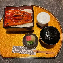 鳗鱼盒饭 鳗鱼盒饭