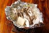 三种类型的蘑菇拼盘用黄油锡纸烧烤