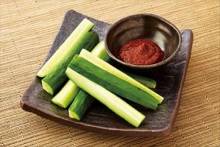 黄瓜蘸辣酱 黄瓜蘸辣酱