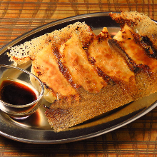 饺子套餐（配有米饭，沙拉和一道配菜）