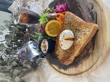 早晨菜单  (吐司、凤尾鱼蛋黄酱、半熟鸡蛋、熟食沙拉）