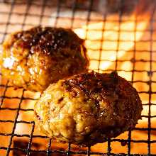 自制手工揉制的肉丸，配盐或酱汁