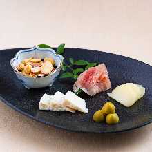 九州奶酪、火腿和混合坚果拼盘
