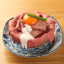松坂牛のローストビーフ　小盛り丼　トリュフヨーグルトソース