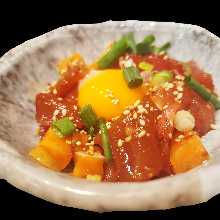 金枪鱼和鲑鱼的韩式生牛肉片