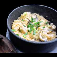 蚝和蛤蜊石锅饭