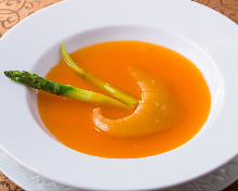 炖煮鱼翅、红烧排翅