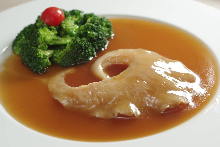 炖煮鱼翅、红烧排翅
