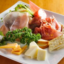 奶酪和生火腿的拼盘