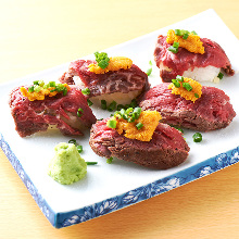 牛肉手握寿司 配海胆