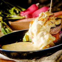 肉和蔬菜拼盘　淋拉可雷特奶酪