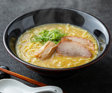用小田原关东煮汤汁制作的鸡白汤面（拉面）