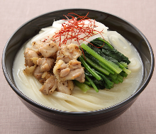 用小田原关东煮汤汁制作的鸡白汤面（乌冬面）