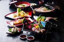 【仅限餐饮】金枪鱼拼盘、时令天妇罗、土锅鲷鱼饭4种的“豪华套餐”，8道菜品5,000日元