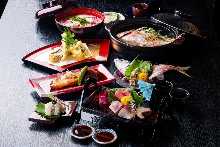 【附2小時無限暢飲】6,000日圓即可享用4種生魚片、時令天婦羅、砂鍋鯛魚飯的「豪華套餐」