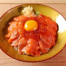 三文鱼和鲑鱼子盖饭