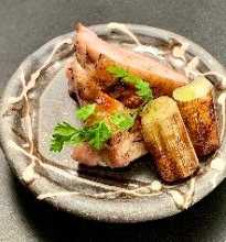 烤嫩鸡肉和大葱