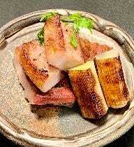 香草饲养的猪肉和大葱