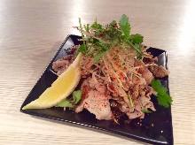 炖煮猪五花淋大蒜酱汁