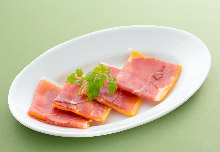 奶酪和生火腿的拼盘 奶酪和生火腿的拼盘