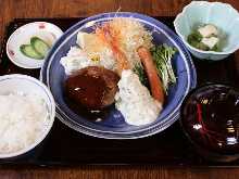 大虾炸和汉堡肉饼定食