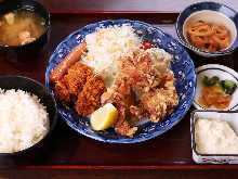 广岛牡蛎炸和炸鸡定食