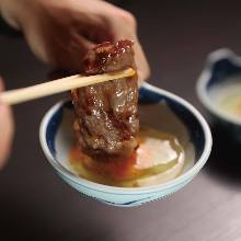 [2人起]神户牛肉寿喜烧（神户牛里脊肉）与蔬菜的锅。