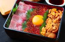 海胆、金枪鱼腹肉、三文鱼籽三色饭盒