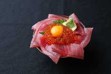金枪鱼鲑鱼子盖饭