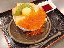 Thick-sliced salmon and salmon roe spilled over rice bowl