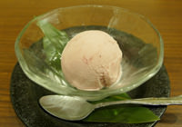 草莓牛奶冰淇淋