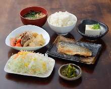 生姜炖青花鱼与土豆炖肉套餐