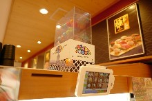 【Bikkura-Pon!】这是和餐盘回收系统联动的乐趣体验。 每放入5个餐盘，各种游戏就自动开始，如果中奖就可获得一个扭蛋。 扭蛋内装的是本公司的独创玩偶&mdash;&mdash;无添丸及其相关物品等。