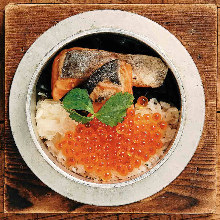 鲑鱼和鲑鱼子亲子锅饭