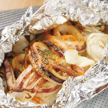 铁板烤鱼和蔬菜