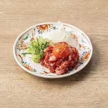 生鸡蛋拌烤牛肉