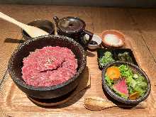 草饲牛肉拌饭午餐 (仅限工作日)