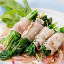 蜂蜜猪肉和有机蔬菜温涮锅配柚子醋