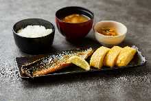 烧鱼和日式厚蛋烧定食