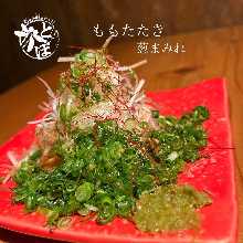 烤大腿上覆盖着葱